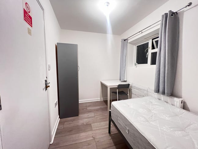 5-Small Rooms to Rent – House Share – RM6 5LA Main Photo