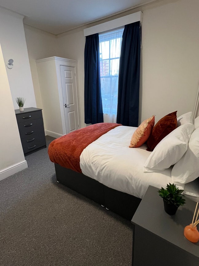 Modern En-Suite Double Room – Wolverhampton  Main Photo