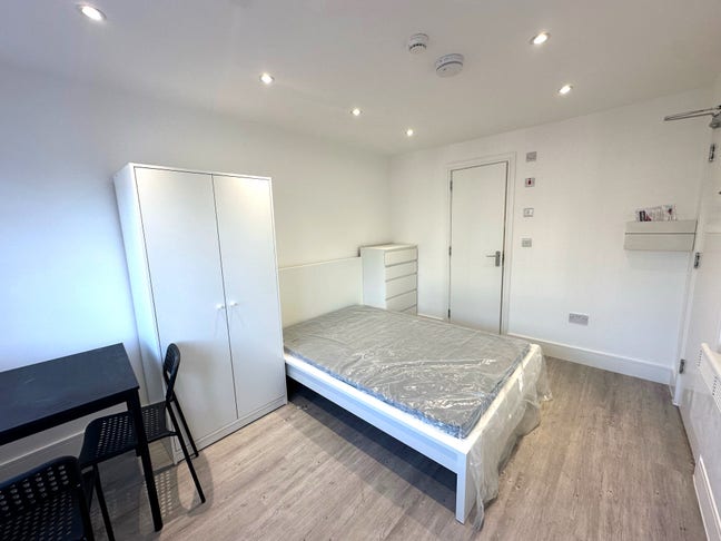 New first floor double En Suite with kitchenette a Main Photo