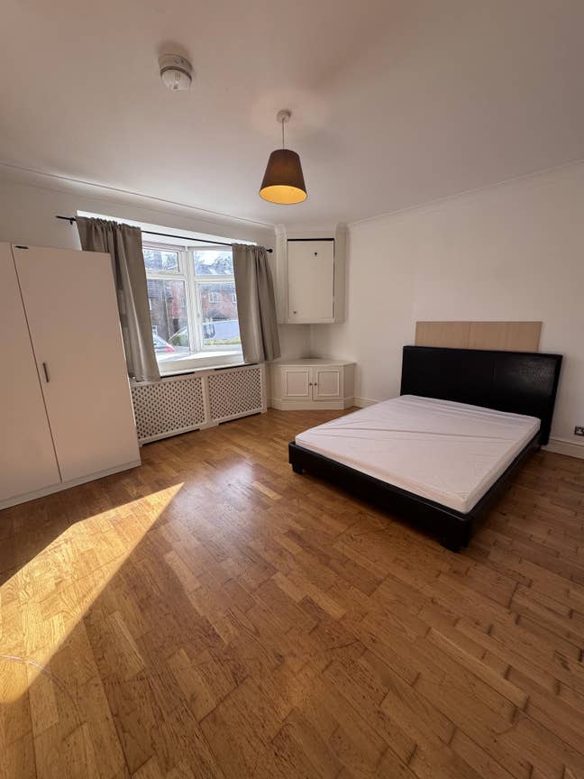 Delightful Bright Double Room, All Bills Included  Main Photo