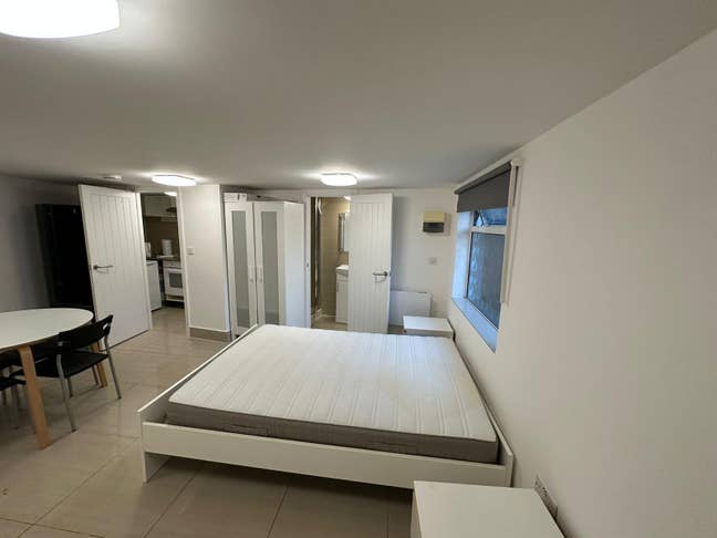 Spacious Studio Apartment on Hamilton Road Main Photo