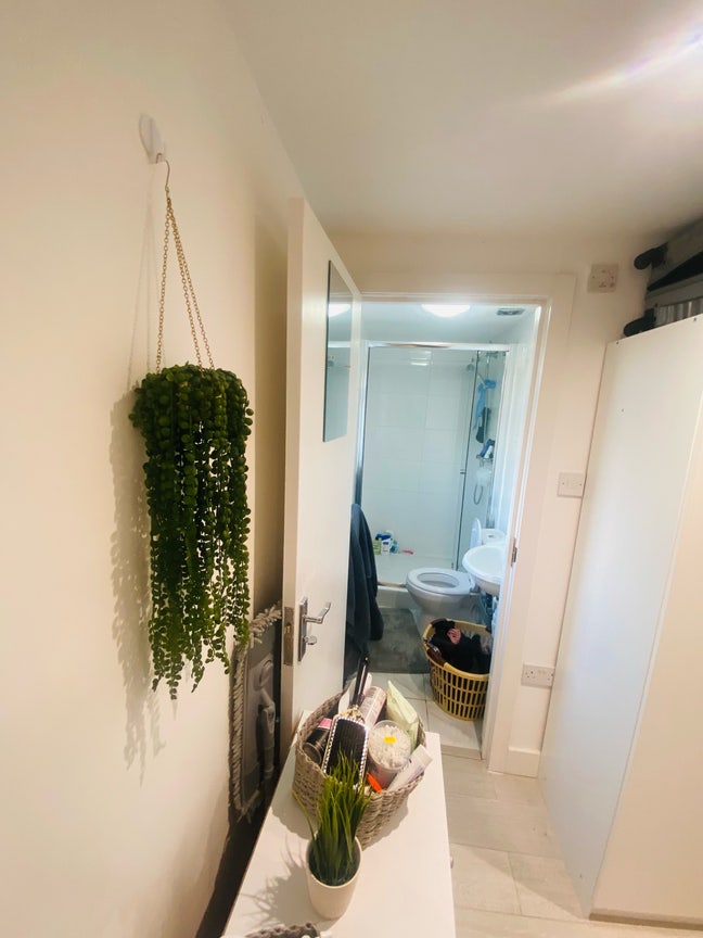 Brand New Double En-Suite Room Avi in Harrow  Main Photo