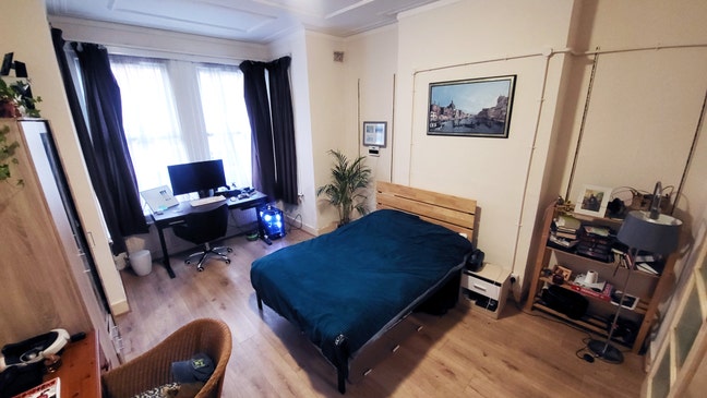 Large Room in Conveniently Located, Friendly Flat Main Photo