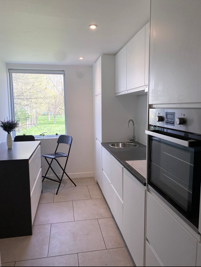 Huge room in modern building/apt - NOW! Main Photo