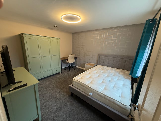 Double Room Available NOW Main Photo