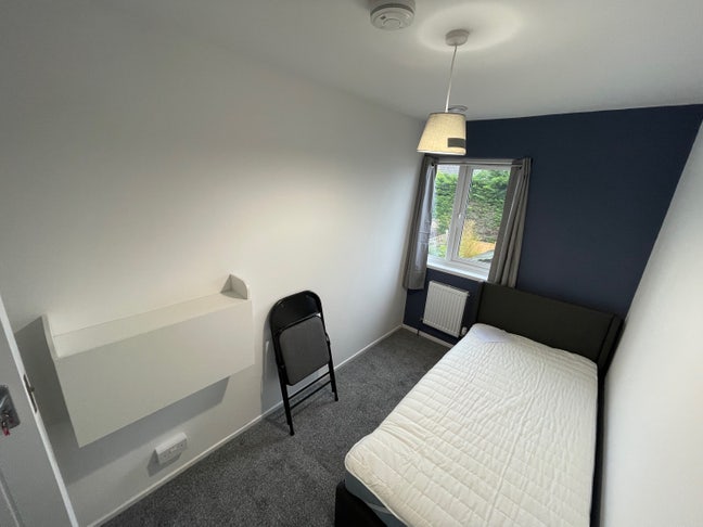 Clean, quiet house | only 2 people per bathroom Main Photo