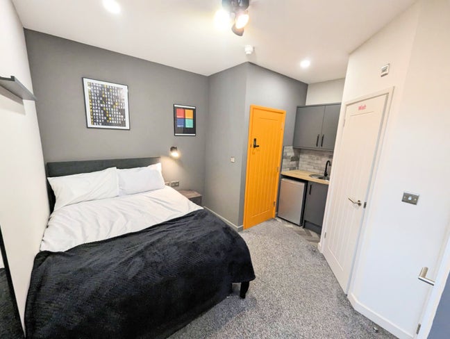 ** LARGE Modern Luxury En Suite - No Bills To Pay! Main Photo