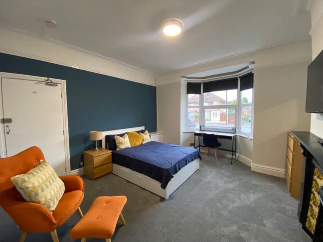 Huge Modern Double Room in Refurbished House Main Photo