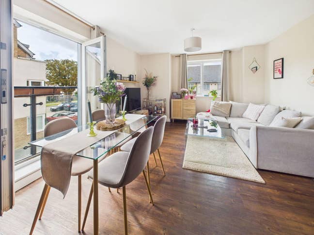 2 Bed Flat to rent in Shoreham- By - Sea Main Photo