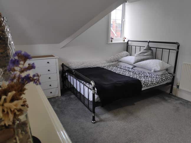 Large Double Bedroom in 2 Bedroom Apartment (ASAP) Main Photo
