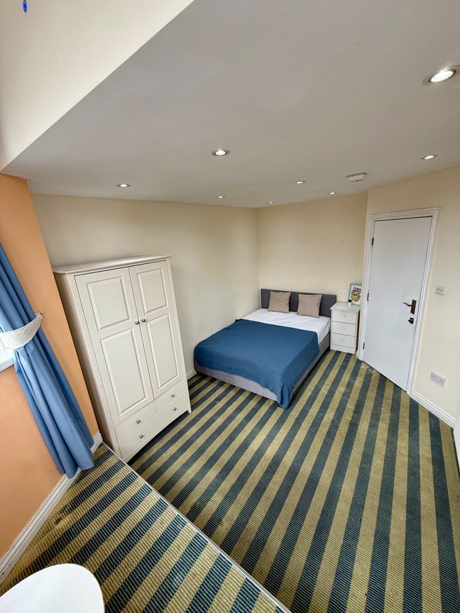 1 single and 2 double room available now Sudbury Main Photo