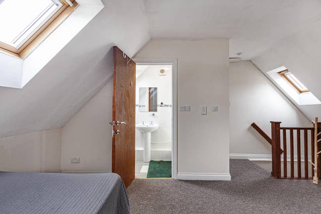 Bedroom available in 6 bedroom flat on Cowley Road Main Photo