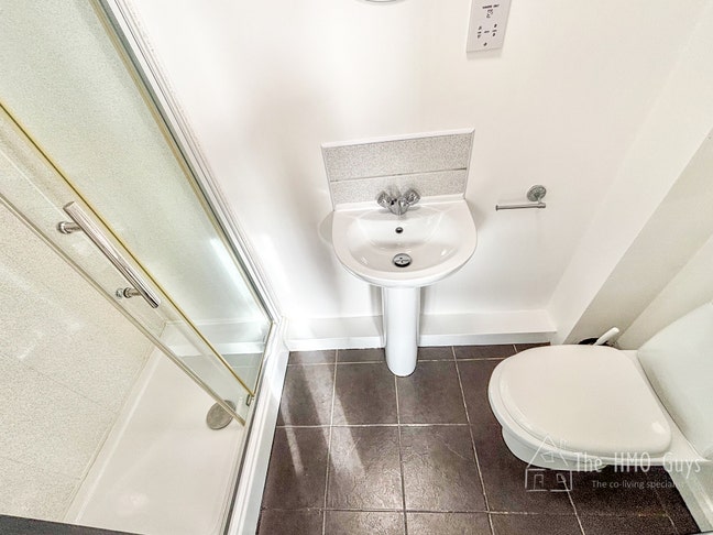 Lovely Home Share - Seedley Park Road Main Photo