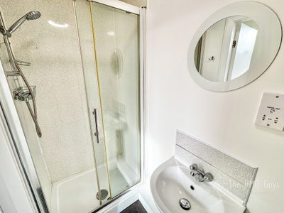 Lovely Home Share - Seedley Park Road Main Photo