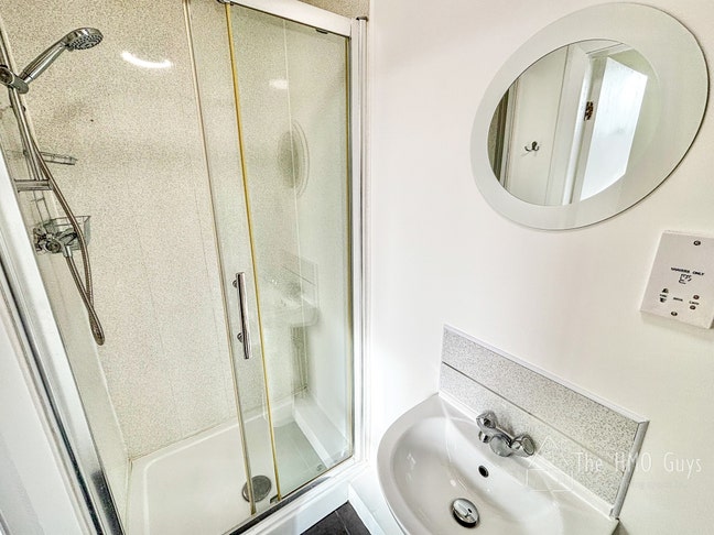 Lovely Home Share - Seedley Park Road Main Photo