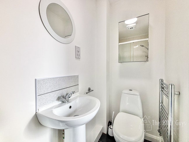 Lovely Home Share - Seedley Park Road Main Photo