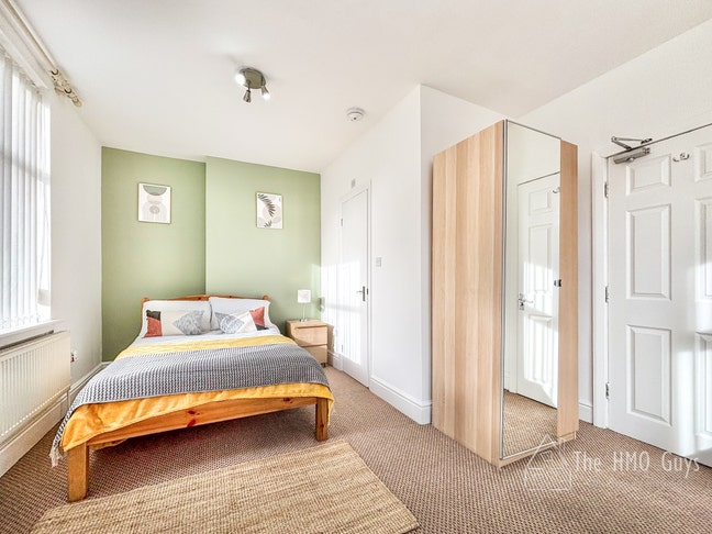 Lovely Home Share - Seedley Park Road Main Photo