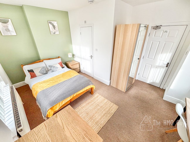 Lovely Home Share - Seedley Park Road Main Photo