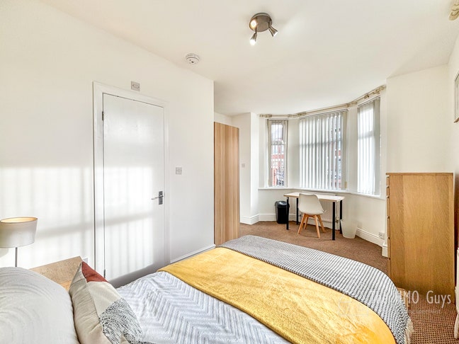 Lovely Home Share - Seedley Park Road Main Photo