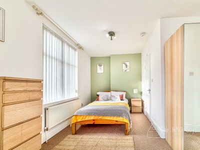 Lovely Home Share - Seedley Park Road Main Photo