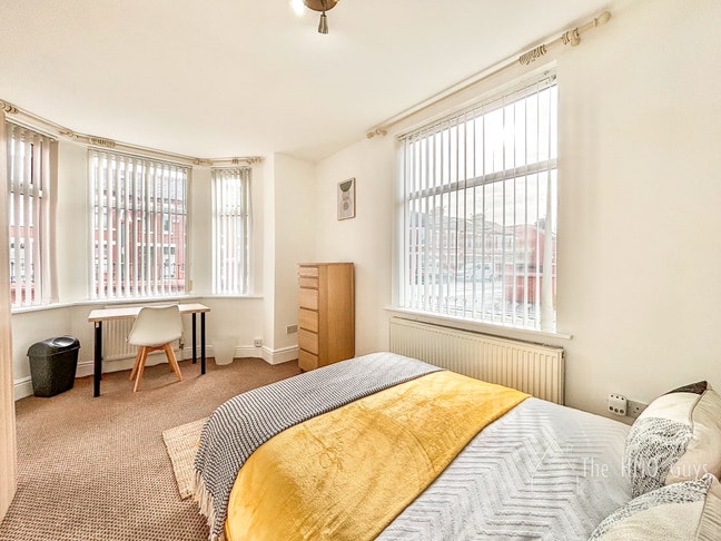 Lovely Home Share - Seedley Park Road Main Photo