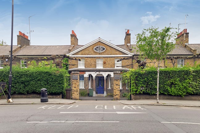 Charming open plan 1 bed - All bills included! Main Photo