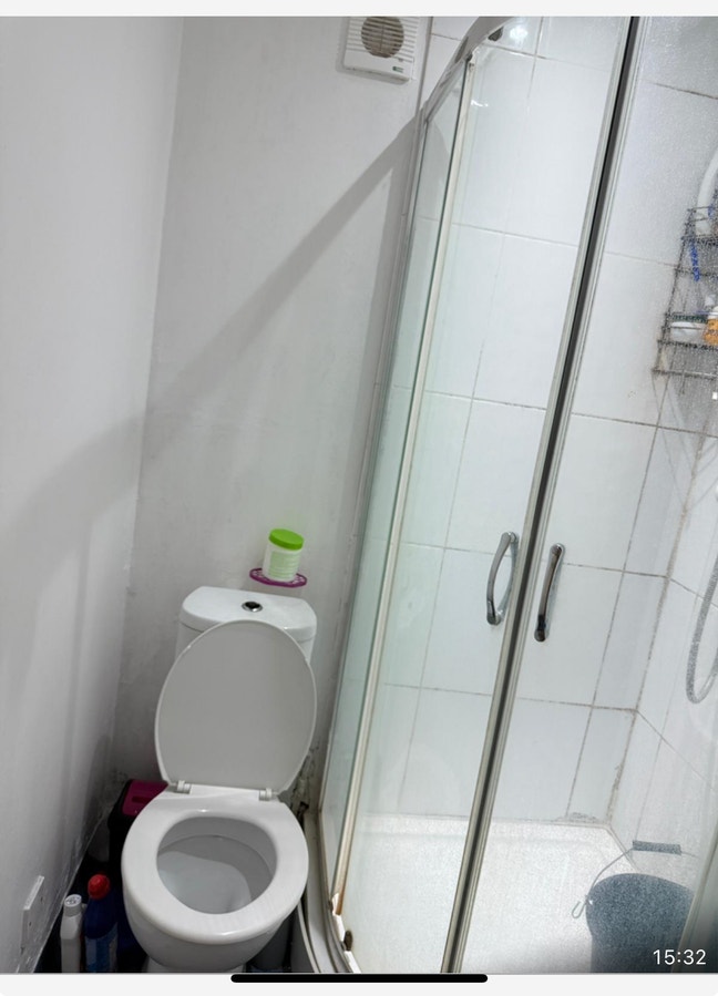 One bed and en suite and separate kitchen  Main Photo