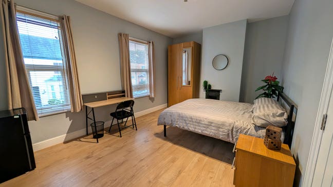 Lovely Large Room In Town In Small House Share Main Photo