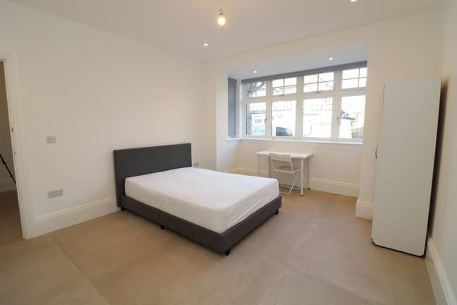Spacious Double RoomS + EN SUITE  inBush Hill Park Main Photo