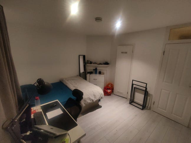 Spacious double bed room in White City Main Photo