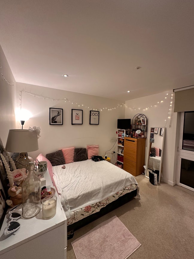 Spacious double bedrooms in east village- 1st Jan Main Photo