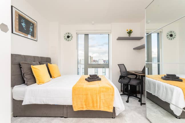Lovely Bright Double with Concierge/Gym/Rooftop Main Photo