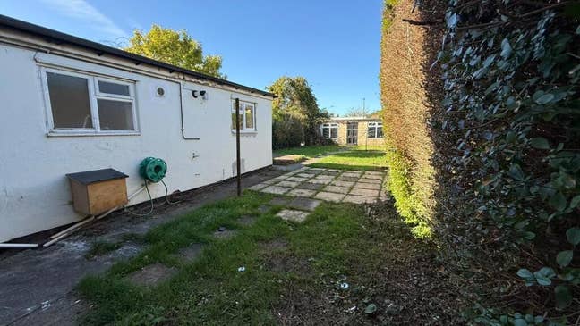 Easy Access To Hospital, Railway Station & London  Main Photo