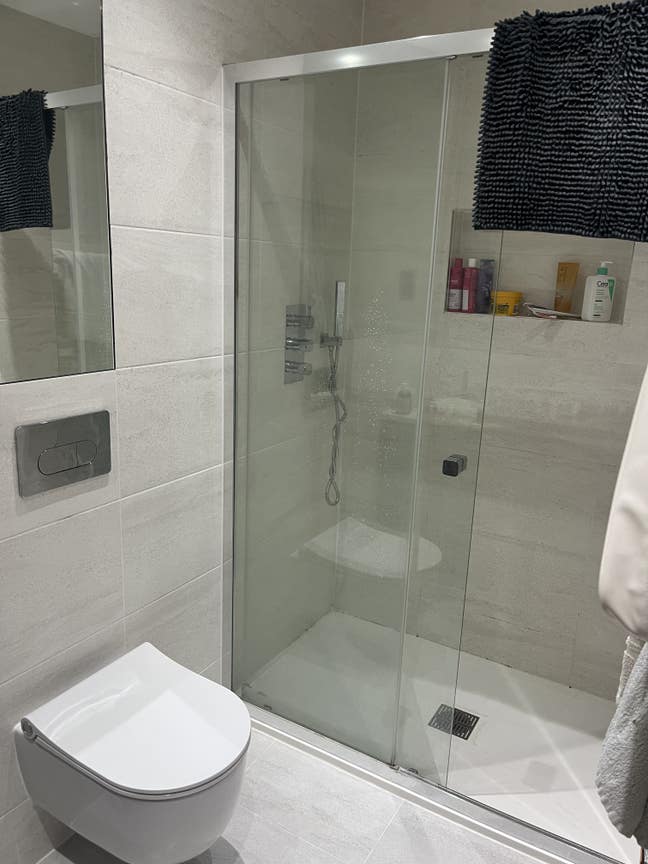 Modern Double Bedroom with generous En-suite Main Photo