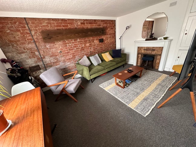 One bedroom basement flat in prime Southsea area Main Photo