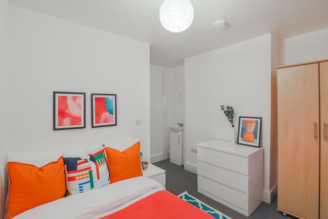 2 double rooms available in spacious house Main Photo