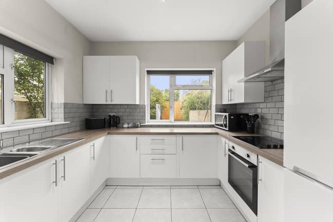 Modern 4-Bedroom|Central Portsmouth|Great Value Main Photo