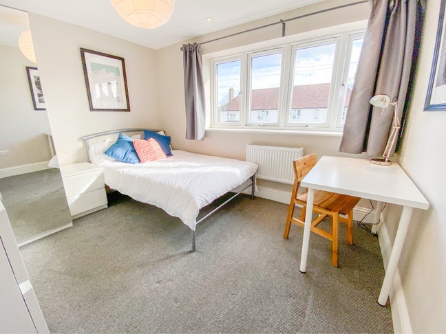 Spacious Modern Double Room in Salfords🚆Bills inc Main Photo