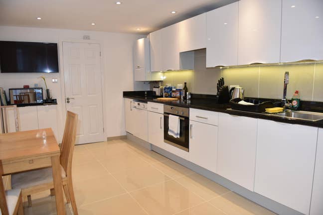 Spacious Double room + All Bills + Fab Location Main Photo