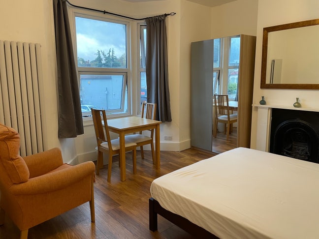 Spacious Double room + All Bills + Fab Location Main Photo