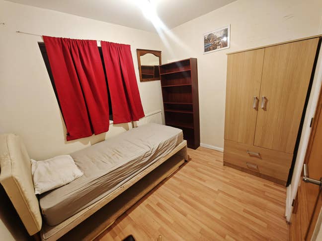 Large box room available in family sharing house  Main Photo