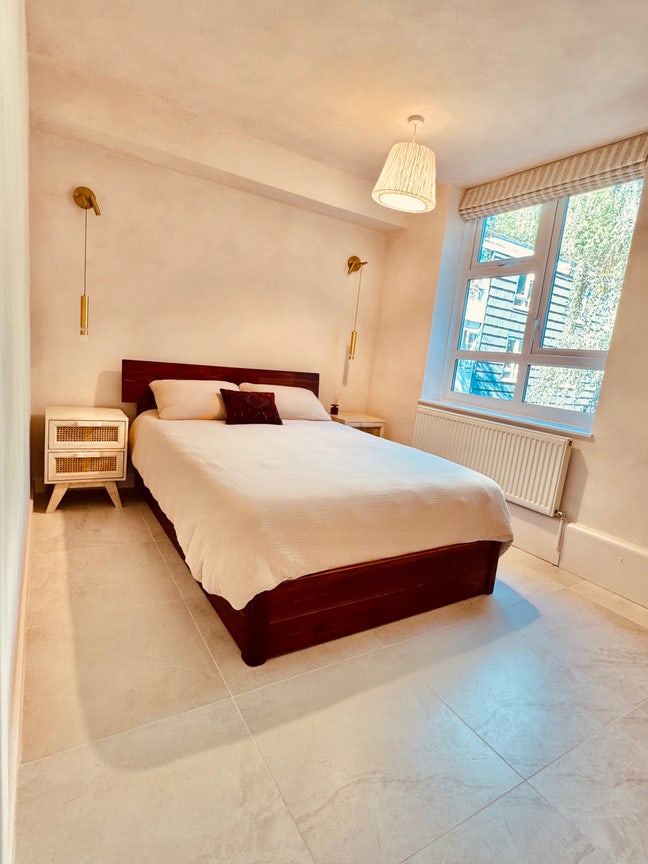 Double room (half of spacious flat) for rent Main Photo