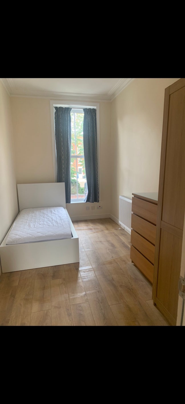 Furnished room in friendly clean houseshare Main Photo