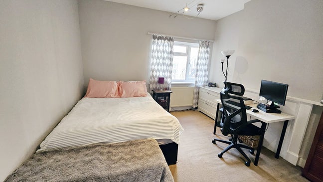 Quiet Double | Bills Incl | 2min walk from tube Main Photo