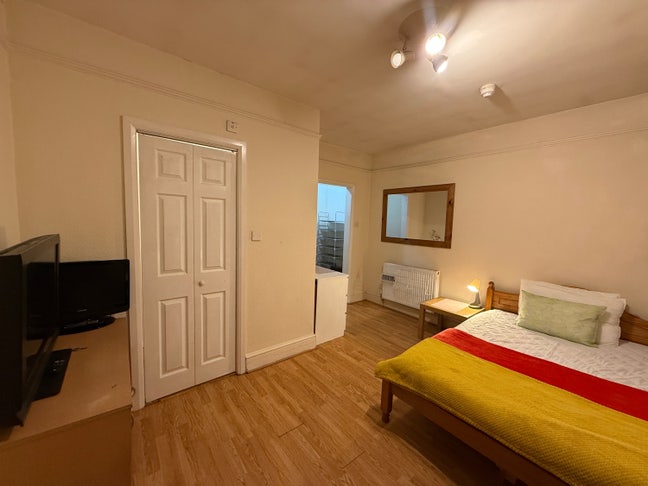 Super en-suite room Town Centre 1 Nov £685/m Main Photo