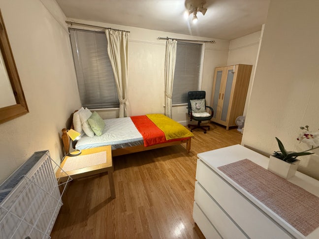 Super en-suite room Town Centre 19 Nov £685/m Main Photo