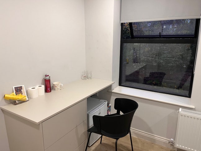 Nice room two minutes to university Main Photo