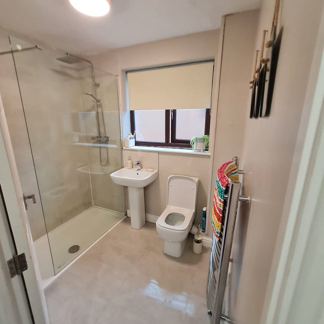 Modern 2-Bed House with Garden & Parking Main Photo