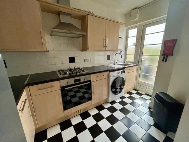 Spacious 3 Bedroom Flat - Hendon Central, NW4 Main Photo