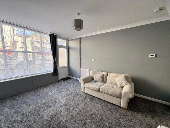 Large double room for rent in Kent  Main Photo